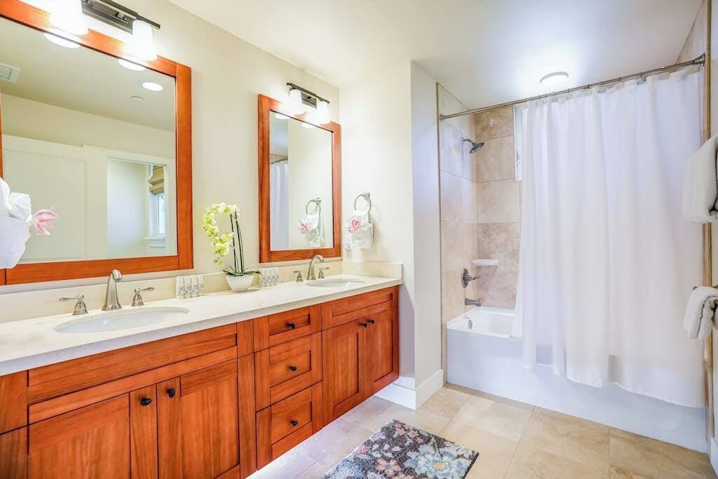 Shower, hair dryer, towels, shampoo