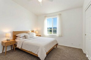 Tabla de planchar con plancha, wifi y ropa de cama 