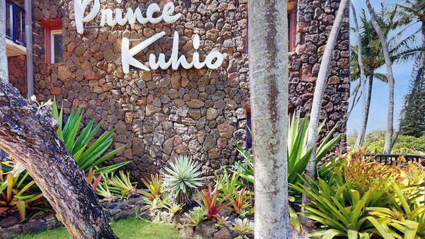 Ein Steinhaus mit einem Schild, auf dem 'Prince Kuhio' steht.
