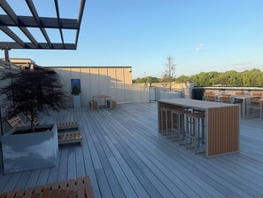 Outdoor dining - Cozy 1-bedroom apartment in serene Atlanta with AC and gym access (Atlanta)