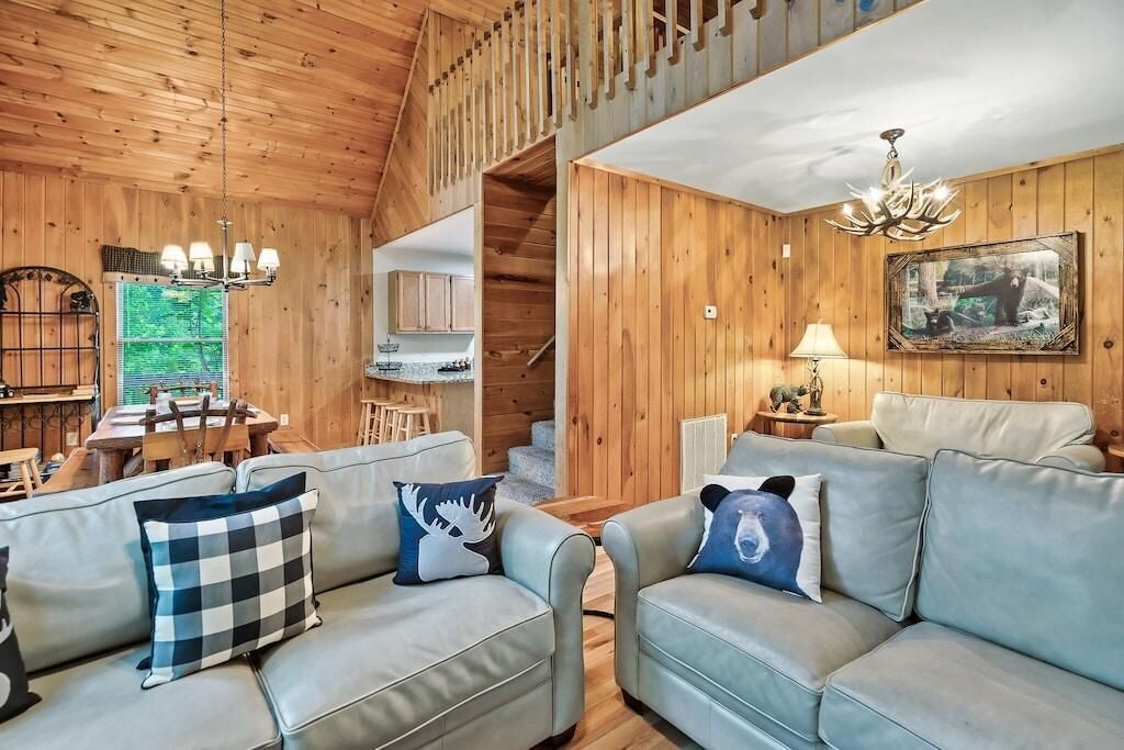 House, Multiple Beds (Knotty Nice) | Living area