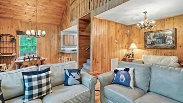 House, Multiple Beds (Knotty Nice) | Living area