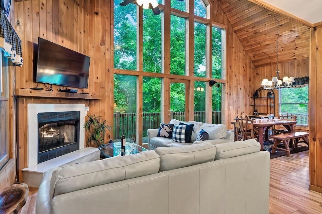 House, Multiple Beds (Knotty Nice) | Living area