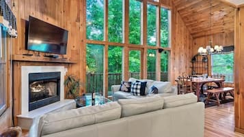 House, Multiple Beds (Knotty Nice) | Living area