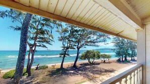 Een balkon met uitzicht op het strand en de oceaan.