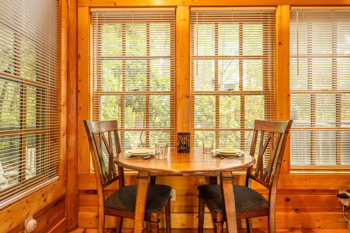 House, 1 King Bed with Sofa bed (Lazy Bear Lodge) | Dining