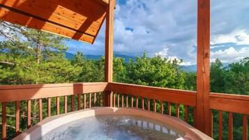 House, Multiple Beds (Luxury Lookout) | Outdoor spa tub