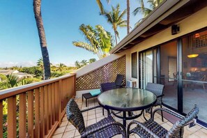 Outdoor dining - Well-Placed Kihei Condo with Pool, Hot Tub & Grill by the Beach (Kihei)
