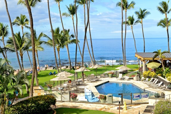 A resort with a swimming pool, lounge chairs, and palm trees. - New Fall Sale Keawakapu Beach Condo with Private Laundry (Kihei)