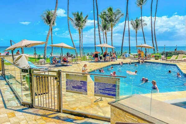Pool - Beachfront Kihei Condo with WiFi & Washer/Dryer - Waves Await (Kihei)