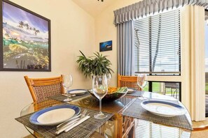 Dining - Wake Coursefront in a Wailea Condo with Pool, Hot Tub & Ocean View (Kihei)