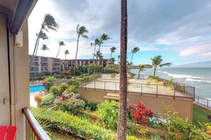 Ein Hotel mit Pool, Palmen und Meerblick.