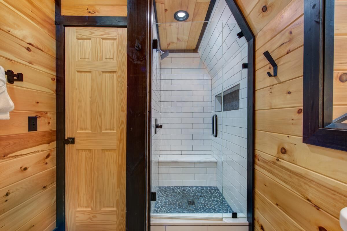 House, 1 Queen Bed (My Tennessee A-Frame) | Bathroom