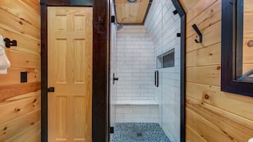 House, 1 Queen Bed (My Tennessee A-Frame) | Bathroom