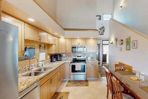 Coffee/tea maker, fridge, microwave, oven - Bring the Dog to a Kihei Condo with Pool & Tennis (Kihei)