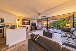 Un espace de vie moderne comprenant une cuisine, un coin repas et un balcon avec vue.