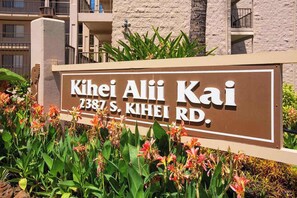 Schild für 'Kihei Alii Kai' mit der Adresse '7387 S. KIHEI RD'.
