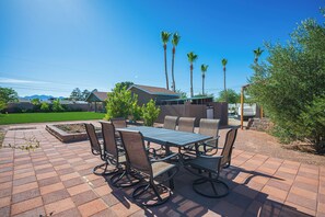 Outdoor dining - Your Slice of Paradise in Sin City (Las Vegas)