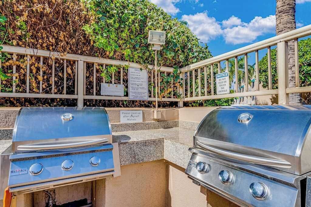 Twee buitenbarbecues, met een bordje dat aangeeft dat dieren niet benaderd mogen worden.