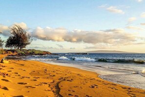 On the beach - Well-Located Kihei Sugar Beach Condo with AC & Private W/D (Kihei)
