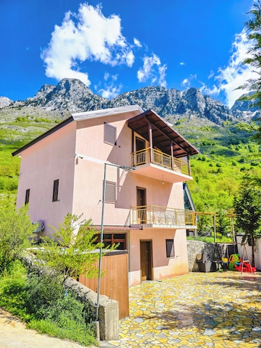 Arditi’s Villa – Mountain View in Bogë