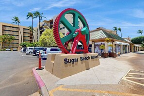 Property grounds - Kihei Sugar Beach Corner Condo with Ocean-View Lanai & Heated Pool (Kihei)