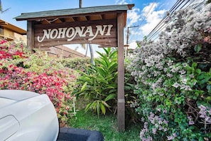 Property grounds - Oceanfront Lahaina Condo with Ocean Views, Balcony & Pool (Lahaina)