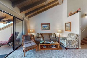 TV, DVD player, offices - Top-Floor Kihei Escape with Lagoon Pool, Hot Tub & Beach Nearby (Kihei)