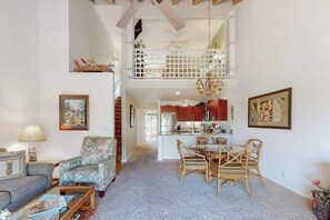 TV, DVD player, offices - Top-Floor Kihei Escape with Lagoon Pool, Hot Tub & Beach Nearby (Kihei)