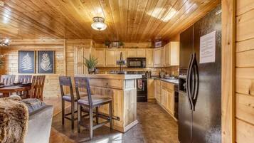 House, Multiple Beds (Serenity) | Private kitchen