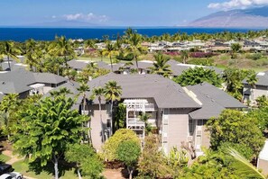 A residential area with multiple houses, some with balconies, surrounded by greenery and a view of the ocean. - *New* Wailea Fairway Condo with Pool and Hot Tub (Wailea)