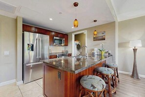 Wasserkocher mit Kaffee-/Teezubehör, Kühlschrank, Mikrowelle, Ofen