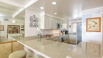 Refrigerador, microondas, horno, placa de cocina