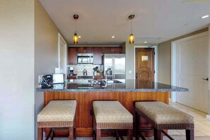 Wasserkocher mit Kaffee-/Teezubehör, Kühlschrank, Mikrowelle, Ofen
