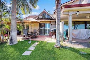 Outdoor dining - Beachside Lahaina Townhome with AC & 2 Pools - Walk to Ocean (Lahaina)
