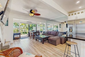 TV, offices - Beachside Lahaina Townhome with AC & 2 Pools - Walk to Ocean (Lahaina)