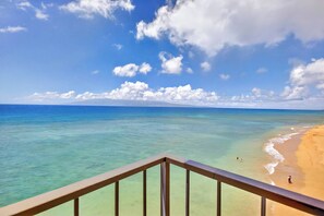 Ein Strand mit klarem türkisblauem Wasser und einem Sandstrand.