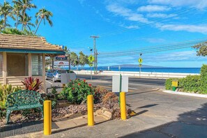 Property grounds - Kihei Beach Condo with Pool, Free WiFi & Furnished Patio (Kihei)
