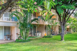 Property grounds - Kihei Beach Condo with Pool, Free WiFi & Furnished Patio (Kihei)