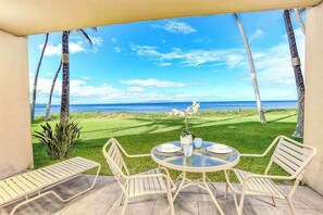 Outdoor dining - Kihei Sugar Beach Condo with Shared Grill & AC for Beach Lovers (Kihei)