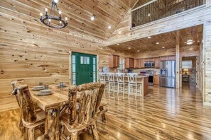 Ferienhaus, Mehrere Betten (Smokey Peak Inn) | Speisen