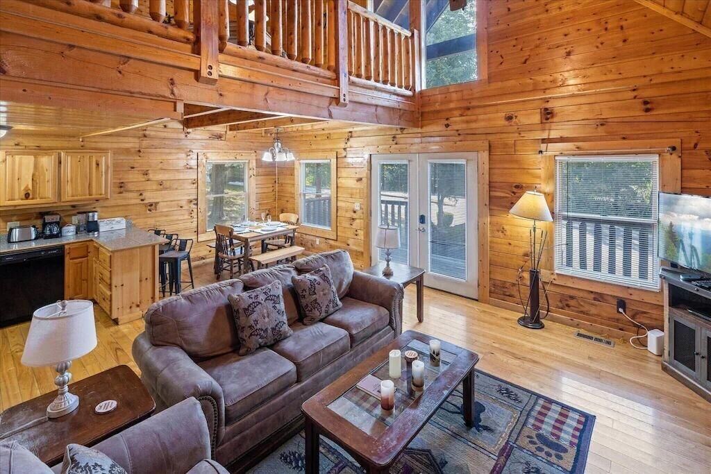 House, 1 King Bed with Sofa bed (Smokies Outlook) | Living area
