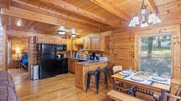 House, 1 King Bed with Sofa bed (Smokies Outlook) | Private kitchen