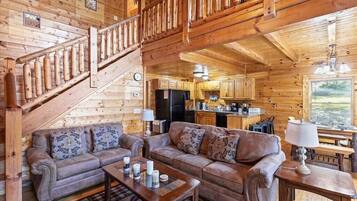 House, 1 King Bed with Sofa bed (Smokies Outlook) | Living area
