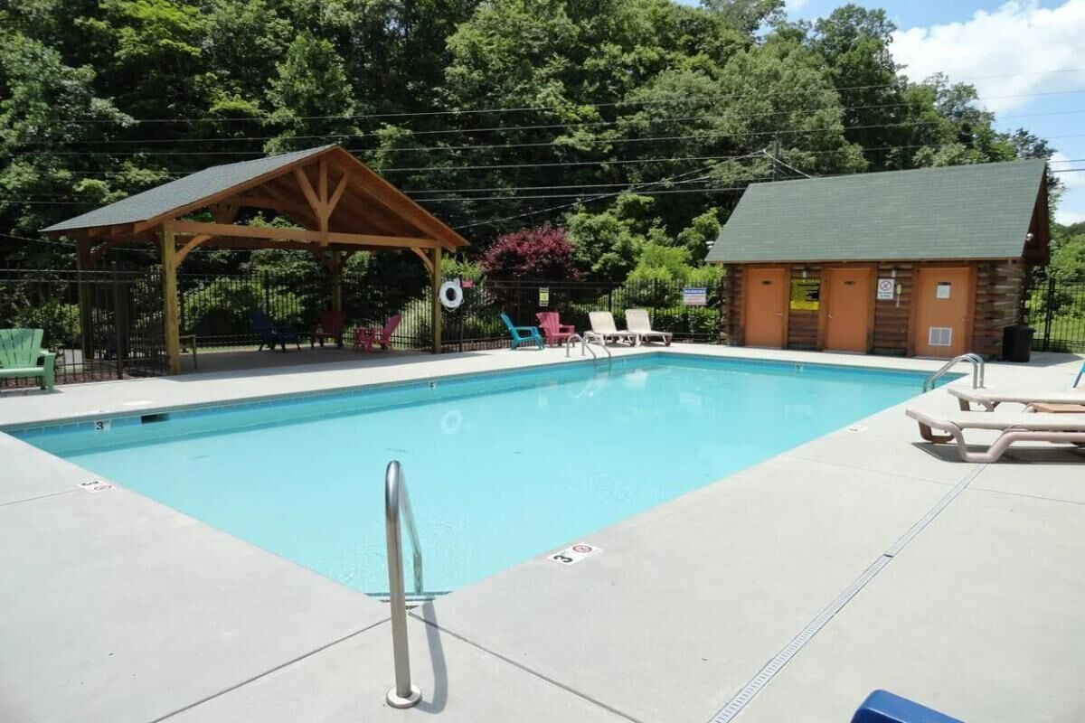 Hus - flere senge (Smoky Mountain Hideout) | Pool