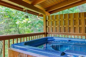 Casa, varias camas (Smoky Mountain Hideout) | Tina de hidromasaje al aire libre