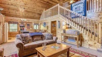 House, Multiple Beds (Smoky Mountain Hideout) | Living area