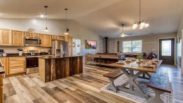 House, Multiple Beds (Sticks Creek) | Dining