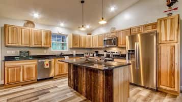 House, Multiple Beds (Sticks Creek) | Private kitchen