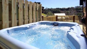 House, Multiple Beds (Sunshine and Whiskey) | Outdoor spa tub